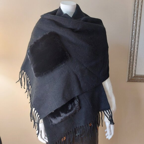 Cozy Black Winter Scarf with Faux Fur Pockets - Picture 2 of 11
